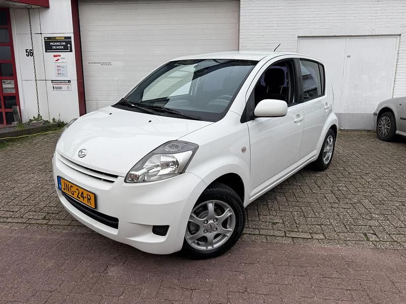 Wit Gebruikt 2009 Daihatsu Sirion Hatchback | € 4.850 (Duur) - Afbeelding 1/4