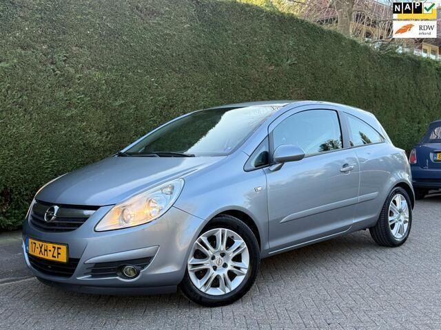 Grijs Occasion 2007 Opel Corsa Cosmo Hatchback | € 4.250 (Eerlijke prijs) - Afbeelding 1/4