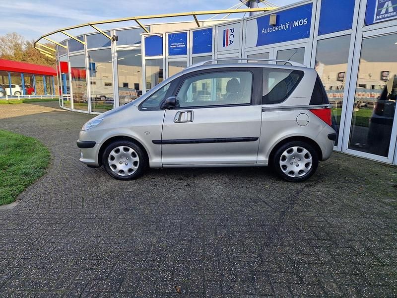 Grijs (metallic) Gebruikt 2007 Peugeot 1007 Hatchback | € 1.250 - Afbeelding 1/4