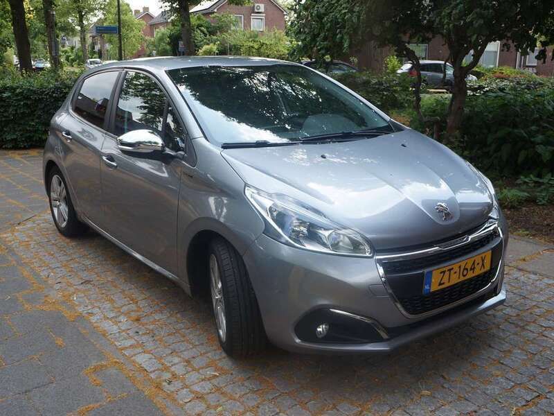 Grijs Gebruikt 2019 Peugeot 208 Signature Sky Hatchback | € 11.990 (Super prijs) - Afbeelding 1/4