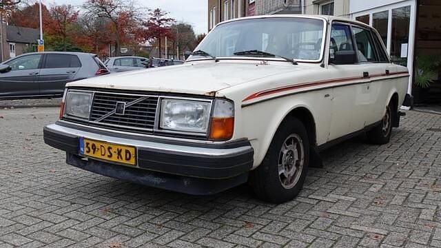 Beige Gebruikt 1980 Volvo 244 Sedan | € 2.750 - Afbeelding 1/4