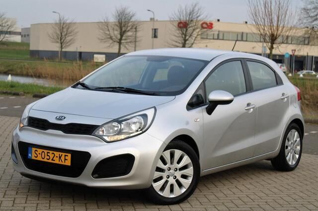 Grijs Gebruikt 2012 Kia Rio Plus Hatchback | € 8.499 (Eerlijke prijs) - Afbeelding 1/4