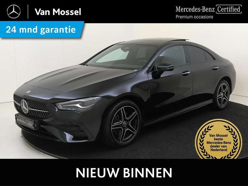 Zwart Occasion 2024 Mercedes CLA250e AMG line Sedan | € 39.945 (Eerlijke prijs) - Afbeelding 1/4