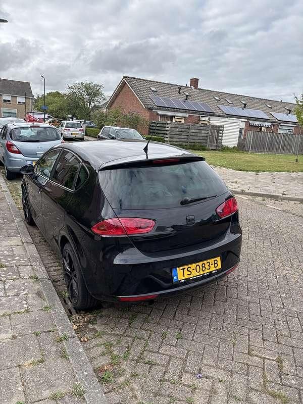 Zwart Gebruikt 2010 Seat Leon MPV | € 3.500 (Eerlijke prijs) - Afbeelding 1/4
