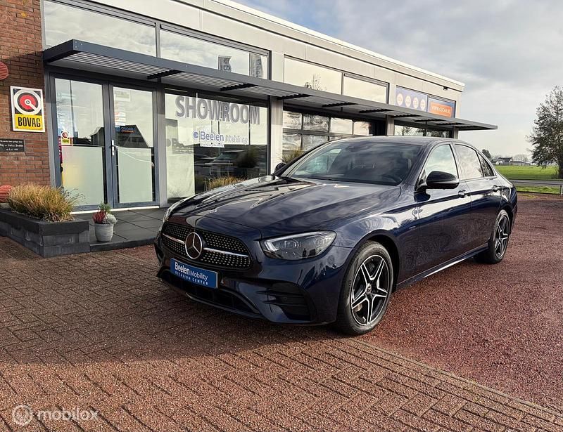 Blauw Gebruikt 2021 Mercedes E300 AMG line Sedan | € 39.900 (Goede deal) - Afbeelding 1/4