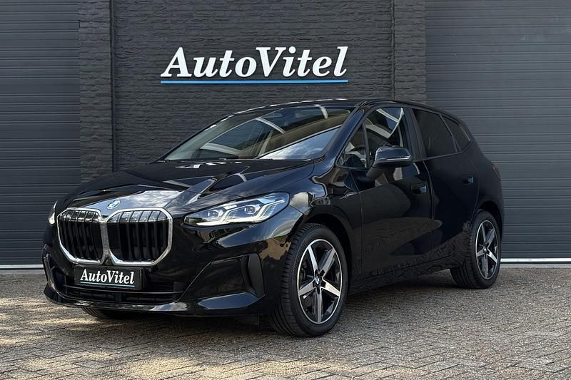 Zwart Gebruikt 2024 BMW 218 Comfort Edition Stationwagen | € 35.845 (Duur) - Afbeelding 1/4