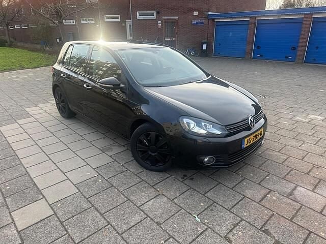 Zwart (metallic) Occasion 2010 VW Golf VI Highline Hatchback | € 4.100 (Eerlijke prijs) - Afbeelding 1/4