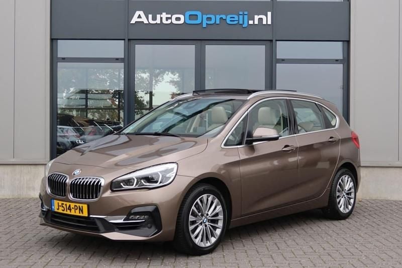 Beige (metallic) Gebruikt 2020 BMW 218 Executive Stationwagen | € 24.495 (Eerlijke prijs) - Afbeelding 1/4