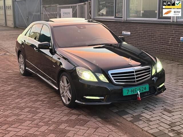 Zwart Occasion 2011 Mercedes E300 Avantgarde Sedan | € 7.995 (Super prijs) - Afbeelding 1/4