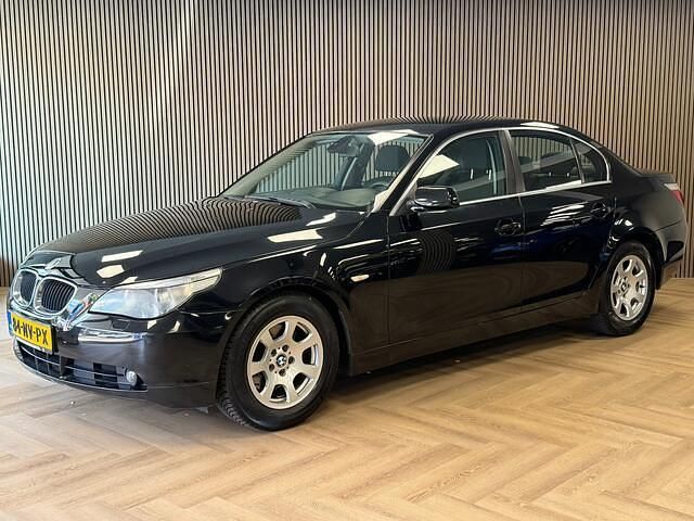 Zwart, metallic lak Gebruikt 2004 BMW 530 Executive Sedan | € 8.995 (Eerlijke prijs) - Afbeelding 1/4