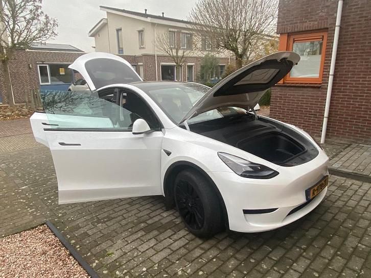Gebruikt 2023 Tesla Model Y RWD SUV | € 32.500 (Eerlijke prijs) - Afbeelding 1/4
