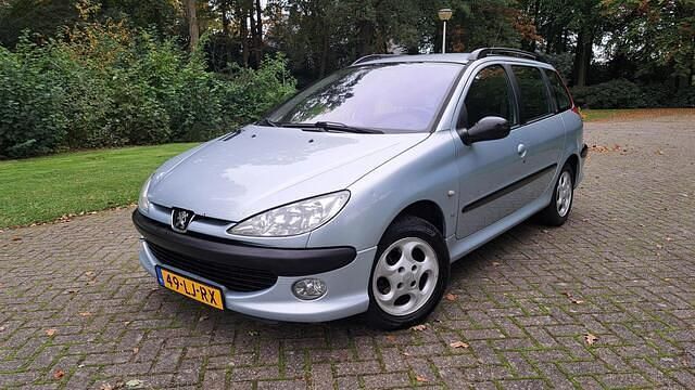 Grijs Gebruikt 2003 Peugeot 206 Stationwagen | € 1.349 (Eerlijke prijs) - Afbeelding 1/4