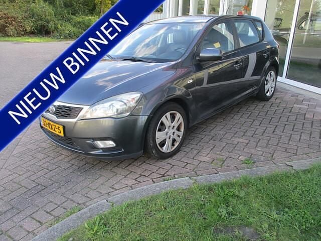 Grijs Gebruikt 2010 Kia Ceed Hatchback | € 2.260 (Goede deal) - Afbeelding 1/4