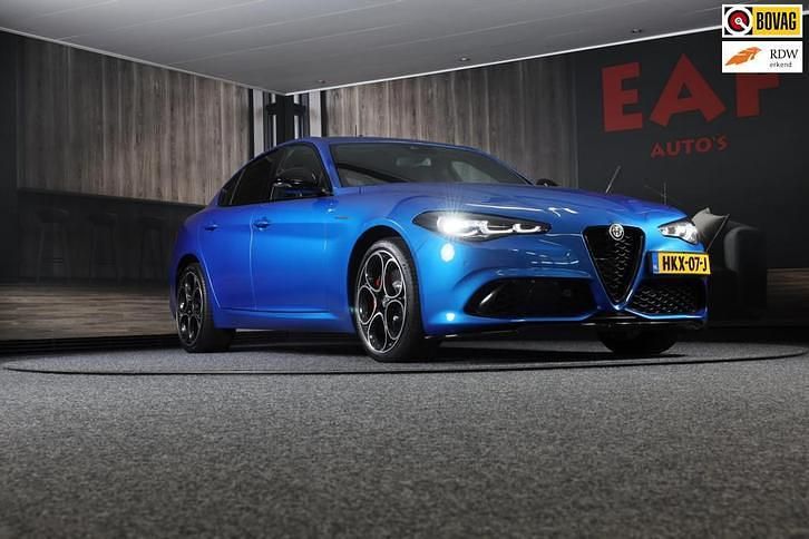 Blauw Gebruikt 2024 Alfa Romeo Giulia Sedan | € 52.850 (Eerlijke prijs) - Afbeelding 1/3