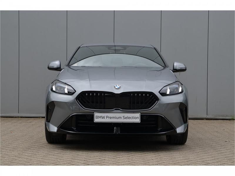 Skyscraper grey (grijs metallic) Gebruikt 2025 BMW 220 Comfort Edition Coupé | € 53.817 (Duur) - Afbeelding 1/2