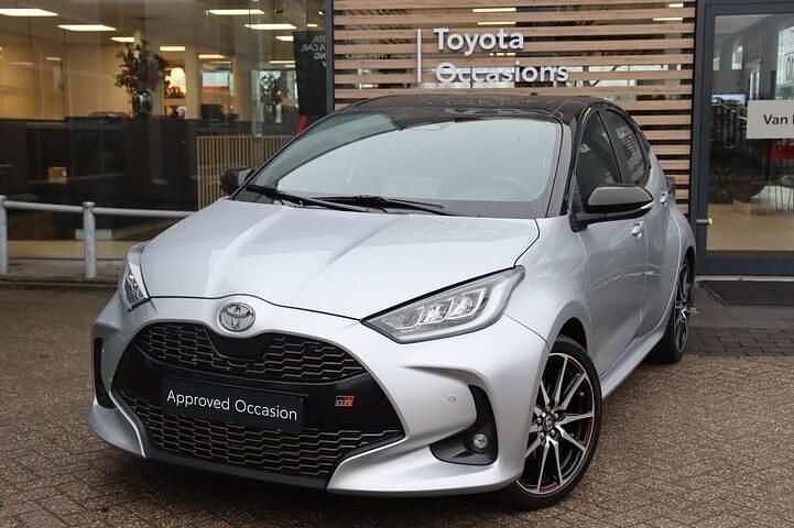 Occasion Toyota Yaris Hybrid Sport 131 PK (96 kW) 2024 Grijs Hatchback