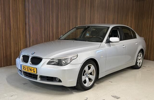 Grijs Occasion 2003 BMW 530 Sedan | € 5.750 (Eerlijke prijs) - Afbeelding 1/4