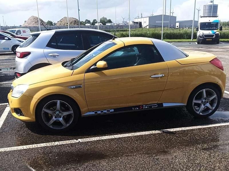 Geel Gebruikt 2004 Opel Tigra Enjoy Cabriolet | € 1.299 (Duur) - Afbeelding 1/4