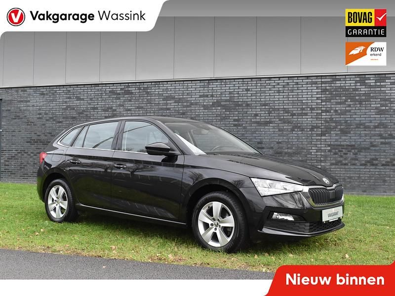 Zwart (metallic) Gebruikt 2023 Skoda Scala Ambition Hatchback | € 20.940 (Eerlijke prijs) - Afbeelding 1/4