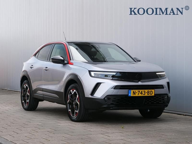 Grijs Gebruikt 2021 Opel Mokka GS Line SUV | € 19.950 (Eerlijke prijs) - Afbeelding 1/4