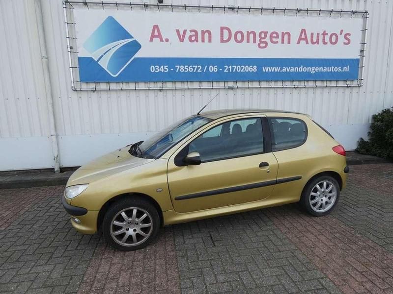 Geel (metallic) Gebruikt 2002 Peugeot 206 Premium Hatchback | € 595 (Super prijs) - Afbeelding 1/4