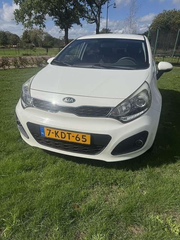Wit Gebruikt 2013 Kia Rio Plus MPV | € 4.300 (Eerlijke prijs) - Afbeelding 1/4