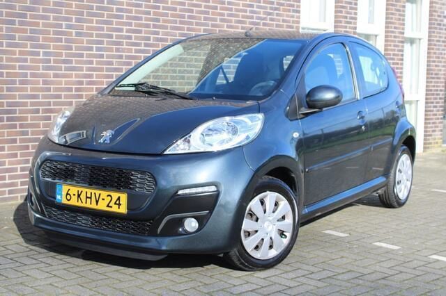 Grijs Gebruikt 2013 Peugeot 107 Active Hatchback | € 5.450 (Eerlijke prijs) - Afbeelding 1/4