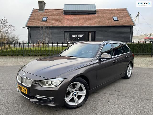 Bruin (metallic) Gebruikt 2014 BMW 320 Executive Stationwagen | € 11.700 (Eerlijke prijs) - Afbeelding 1/4