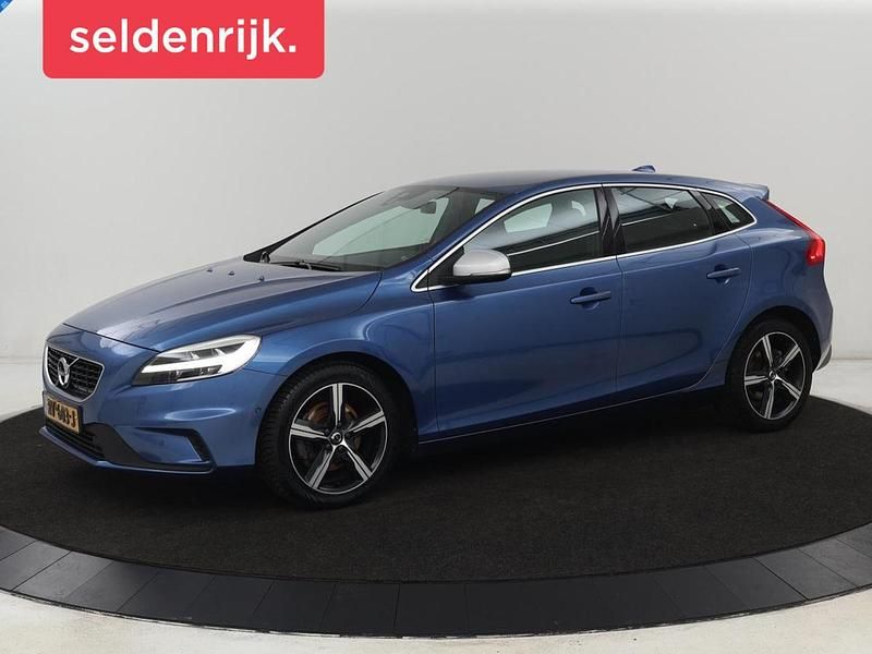 Blauw (metallic) Gebruikt 2018 Volvo V40 Hatchback | € 15.900 (Eerlijke prijs) - Afbeelding 1/4