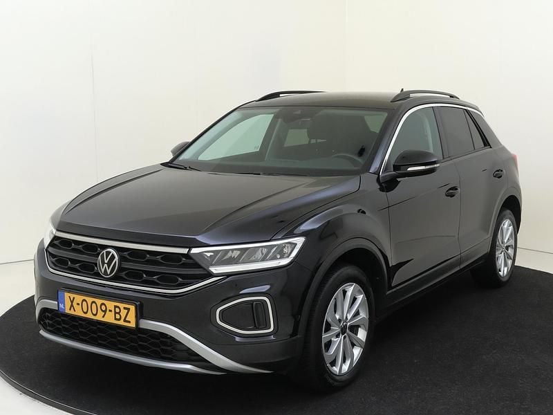Zwart Gebruikt 2023 VW T-Roc Pro SUV | € 28.450 (Goede deal) - Afbeelding 1/4