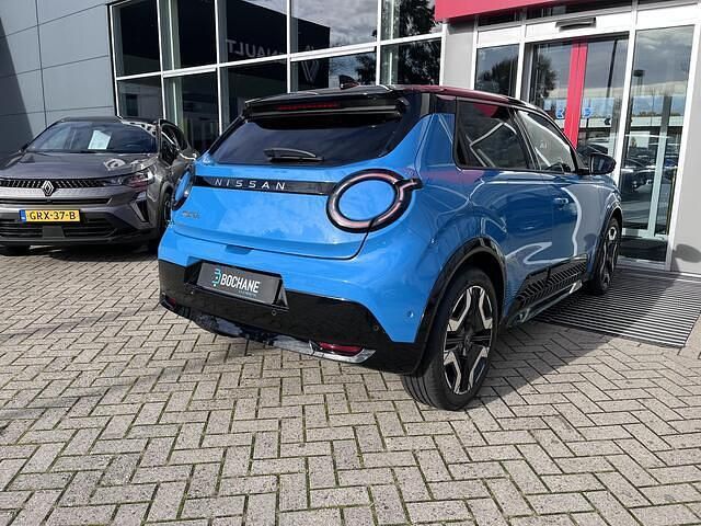 Authentic blue (metallic) + black roof Nieuw 2025 Nissan Micra Evolve Hatchback | € 37.800 - Afbeelding 1/4