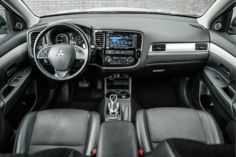 Occasion Mitsubishi Outlander P-HEV Edition 203 PK (149 kW) 2015 Grijs SUV