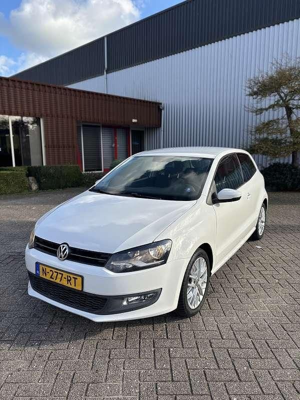 Wit Gebruikt 2010 VW Polo Hatchback | € 3.499 (Super prijs) - Afbeelding 1/4