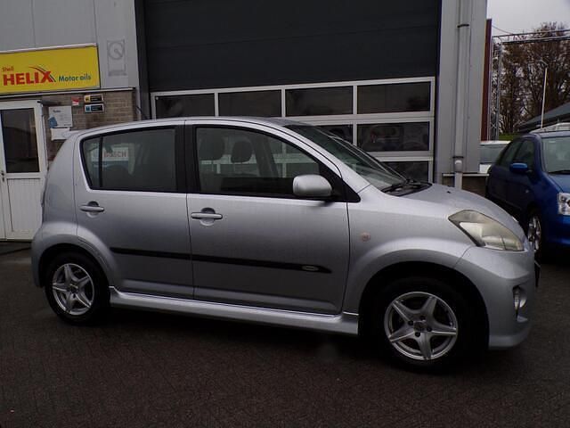 Grijs (metallic) Gebruikt 2008 Daihatsu Sirion Hatchback | € 2.250 (Iets duurder) - Afbeelding 1/3