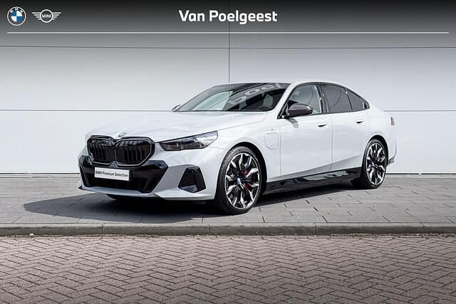 M brooklyn grau (c4p) Gebruikt 2024 BMW 550e Performance Sedan | € 83.900 - Afbeelding 1/4