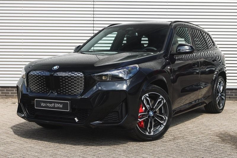 Zwart Nieuw 2025 BMW iX1 Comfort Edition SUV | € 62.046 (Eerlijke prijs) - Afbeelding 1/4