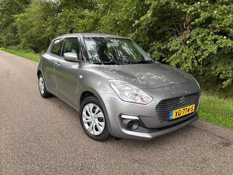 Grijs Gebruikt 2019 Suzuki Swift Comfort Hatchback | € 11.750 (Eerlijke prijs) - Afbeelding 1/4