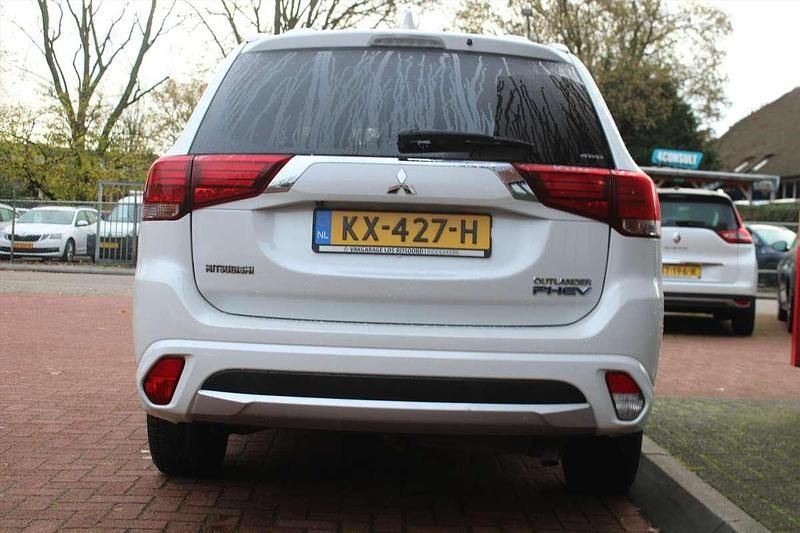 Occasion Mitsubishi Outlander P-HEV 121 PK (88 kW) 2016 Wit (metallic) SUV