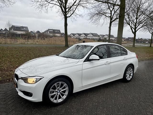 Wit Gebruikt 2012 BMW 320 Executive Sedan | € 6.995 (Goede deal) - Afbeelding 1/4