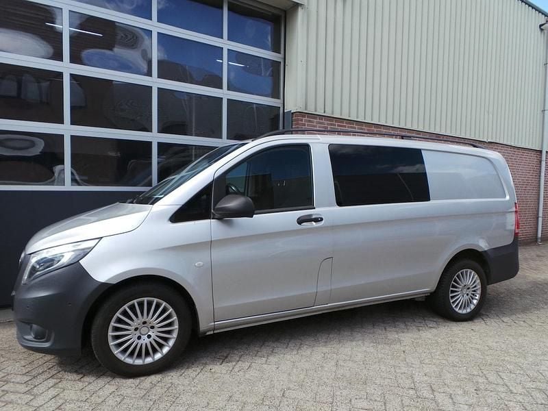 Grijs (metallic) Gebruikt 2017 Mercedes Vito Sedan | € 22.950 - Afbeelding 1/4