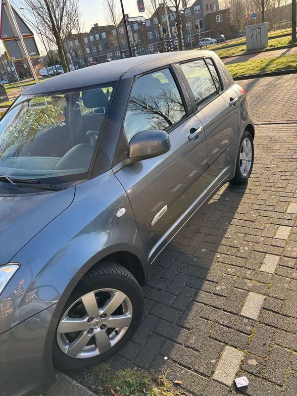 Grijs Gebruikt 2007 Suzuki Swift Hatchback | € 3.500 (Eerlijke prijs) - Afbeelding 1/4