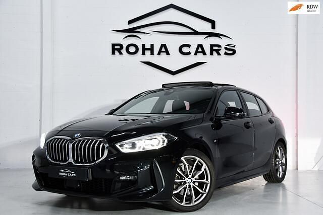 Zwart Gebruikt 2021 BMW 118 Executive Hatchback | € 27.945 (Eerlijke prijs) - Afbeelding 1/4