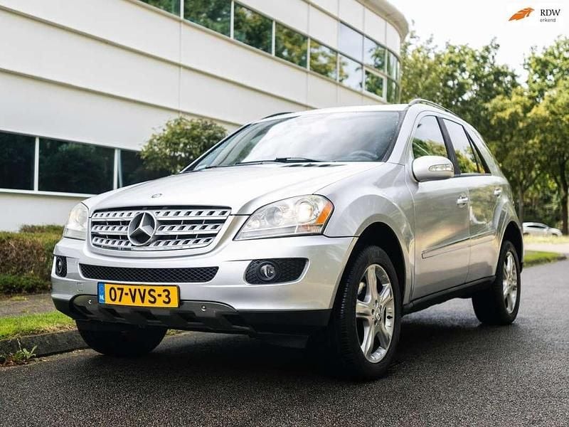 , metallic lak Gebruikt 2006 Mercedes ML500 SUV | € 18.950 - Afbeelding 1/4