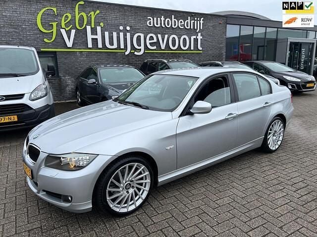 Grijs, metallic lak Gebruikt 2010 BMW 318 Sedan | € 6.950 (Eerlijke prijs) - Afbeelding 1/4