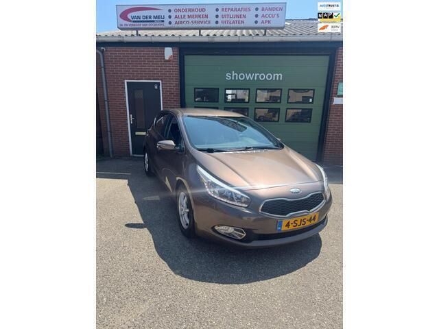 Bruin Gebruikt 2013 Kia Ceed Hatchback | € 9.450 (Eerlijke prijs) - Afbeelding 1/4