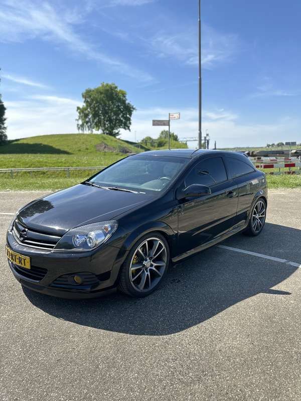 Zwart Gebruikt 2005 Opel Astra Sport Coupé | € 1.999 (Eerlijke prijs) - Afbeelding 1/4