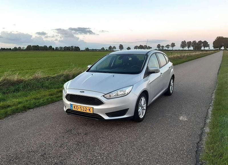 Grijs (metallic) Occasion 2016 Ford Focus Trend Hatchback | € 9.950 (Goede deal) - Afbeelding 1/4