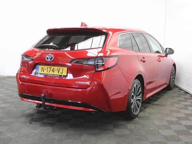 Occasion Toyota Corolla Executive 98 PK (72 kW) 2022 Rood (metallic) Stationwagen