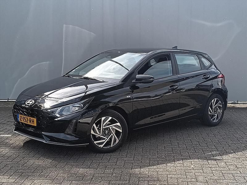 Zwart metallic Gebruikt 2024 Hyundai i20 Comfort Hatchback | € 20.940 (Eerlijke prijs) - Afbeelding 1/4
