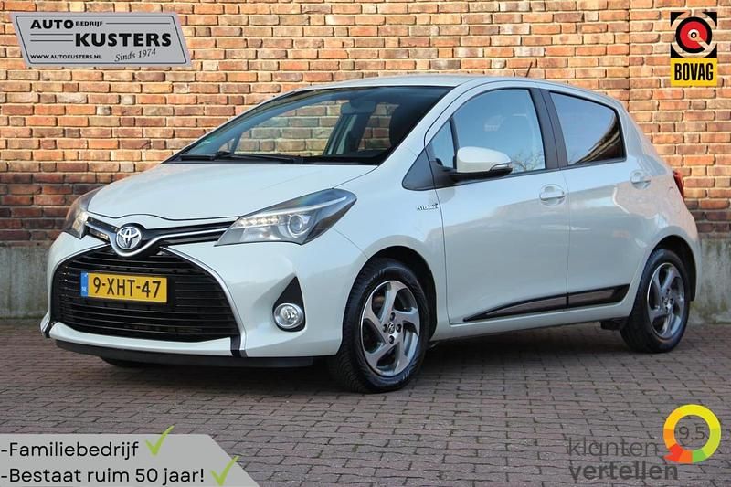 Wit (metallic) Occasion 2014 Toyota Yaris Hybrid Hatchback | € 9.995 (Eerlijke prijs) - Afbeelding 1/4